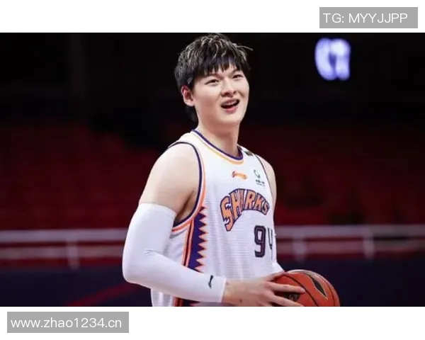 山东王哲林获得赛季MVP称号,注入新血让球队跻身强队行列 山东王哲林获得赛季MVP称号,注入新血让球队跻身强队行列